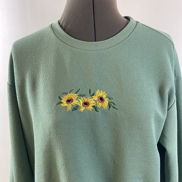 Shein Cropped Sweatshirt Textured 
Green With Sun Flower Design Size 9/10 - Picture 2 of 10